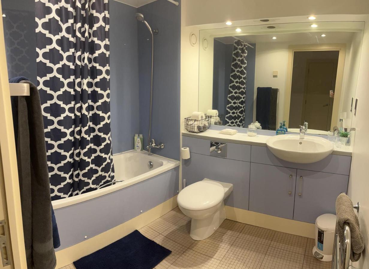 Large Room And Private Bathroom Лондон Екстер'єр фото
