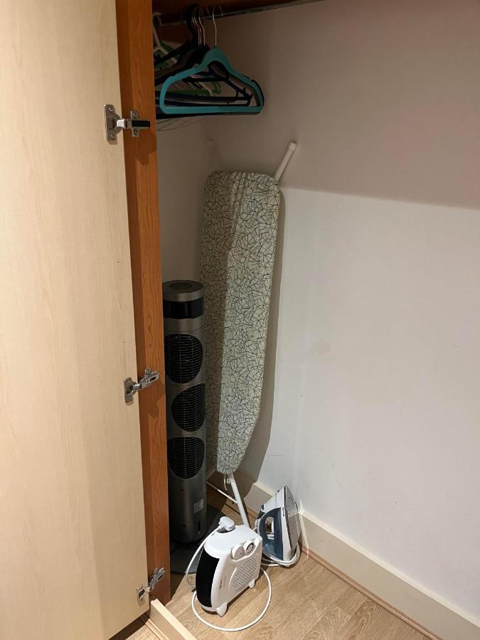 Large Room And Private Bathroom Лондон Екстер'єр фото